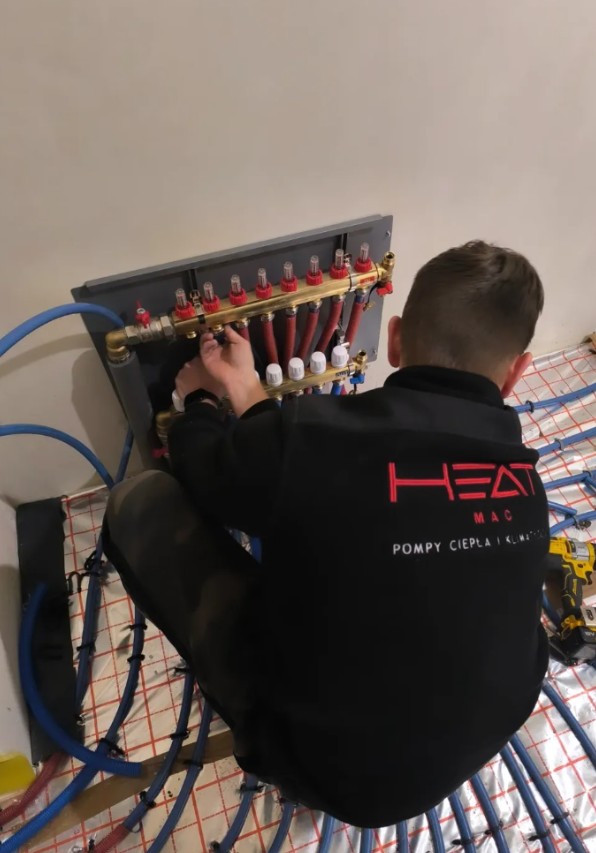 Precyzyjny montaż rozdzielacza z rotametrami