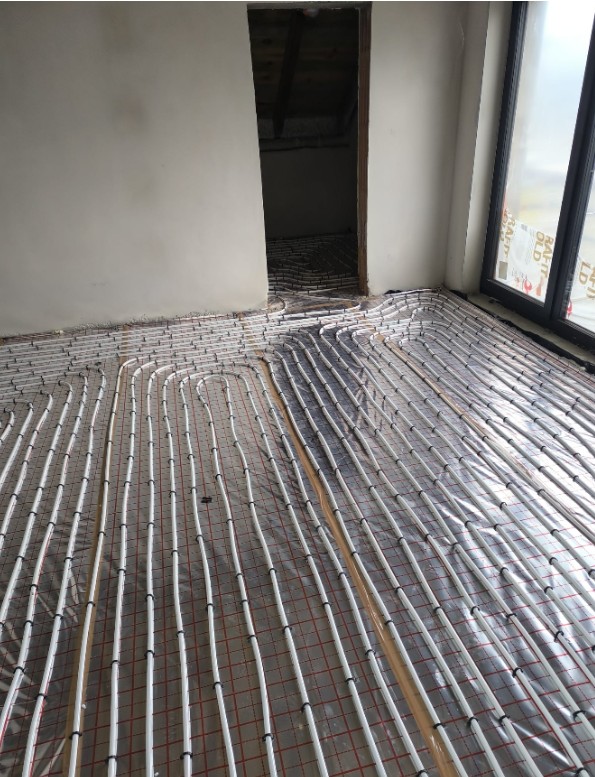 Pętle PEX-a ułożone na folii — system Kantherm